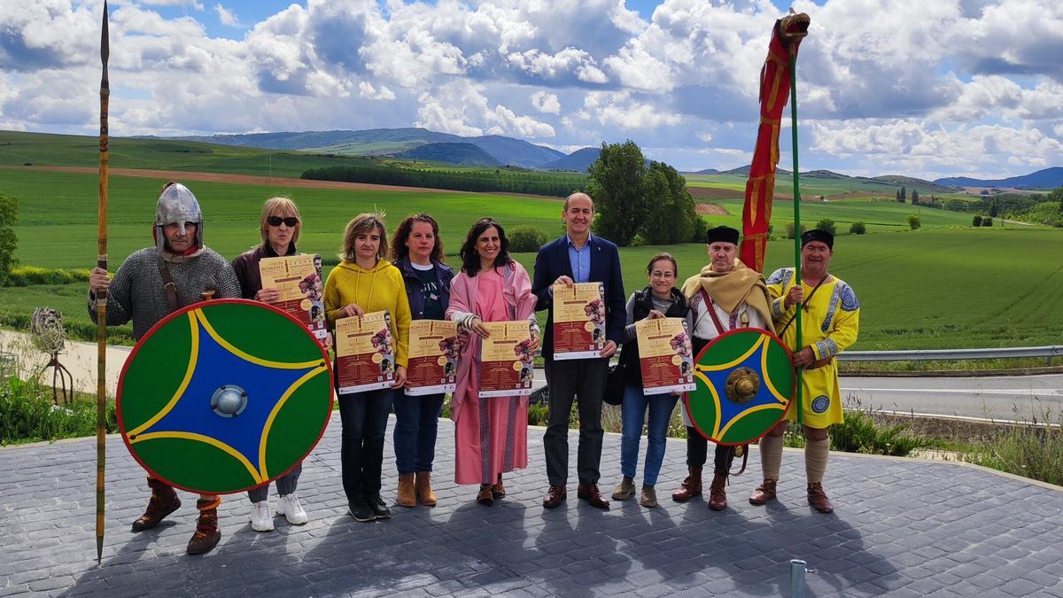 Miembros de Tierras de Iranzu en la presentación de la fiesta de las huellas romanas en Azcona.