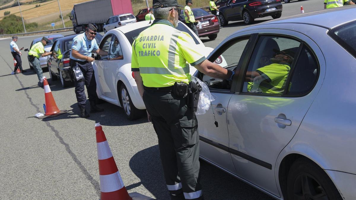 La Guardia Civil realiza un control de alcoholemia.