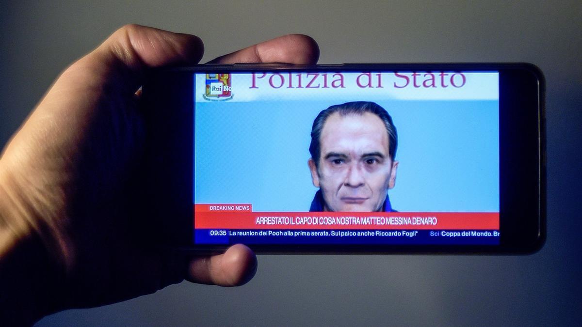 Un teléfono mostrando el retrato robot de Matteo Messina Denaro tras su detención en enero.