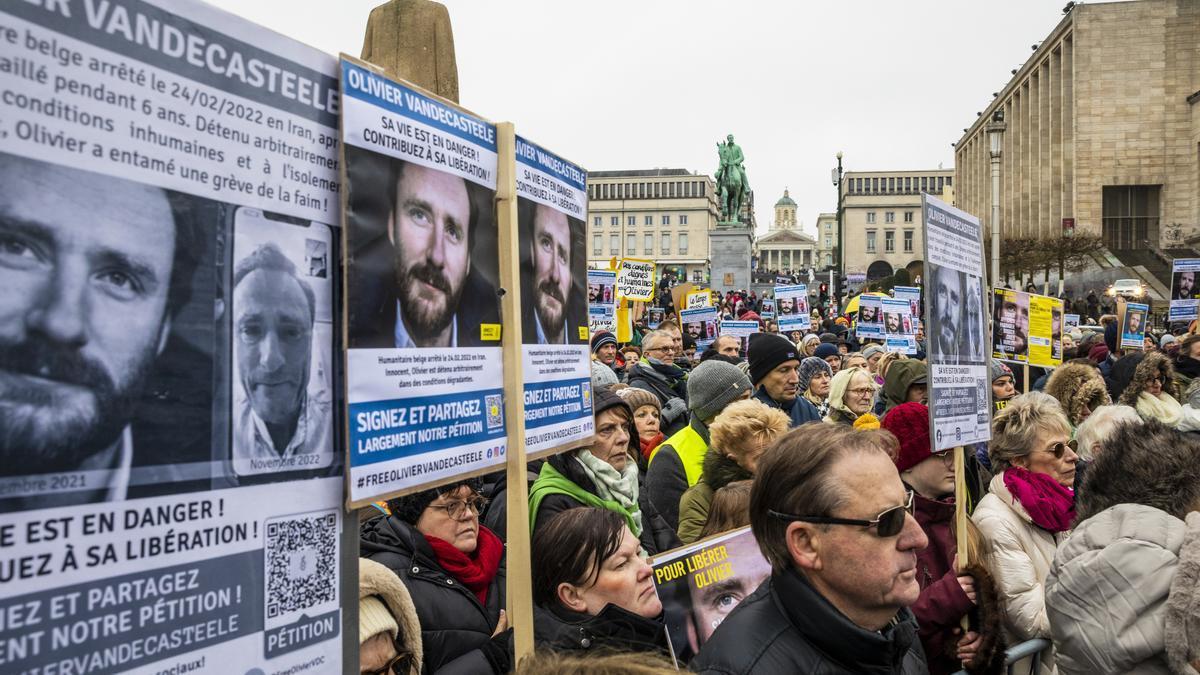 Protesta contra la detención del trabajador humanitario belga Olivier Vandecasteele en Irán.