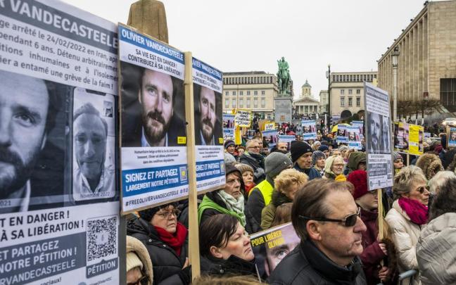 Protesta contra la detención del trabajador humanitario belga Olivier Vandecasteele en Irán. Protesta contra la detención del trabajador humanitario belga Olivier Vandecasteele en Irán.