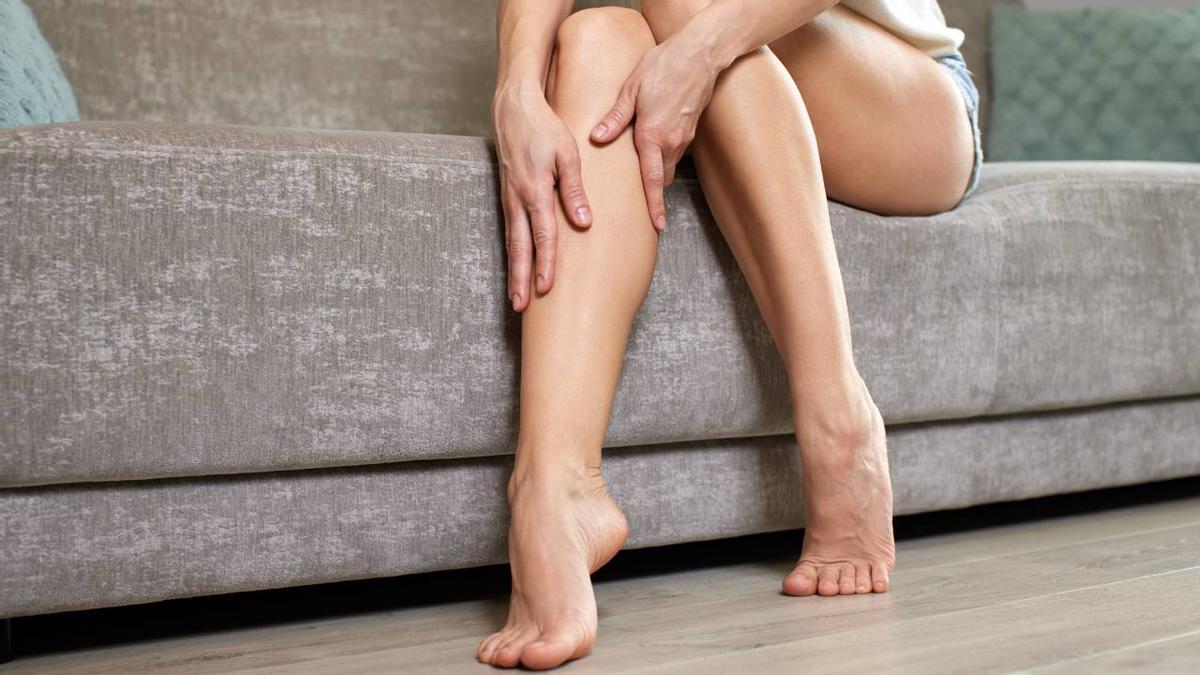 Primer plano de unos manos colocadas sobre las piernas