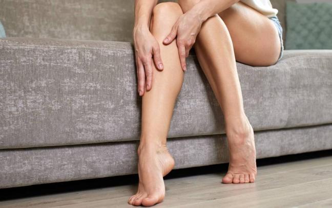 Primer plano de unos manos colocadas sobre las piernas