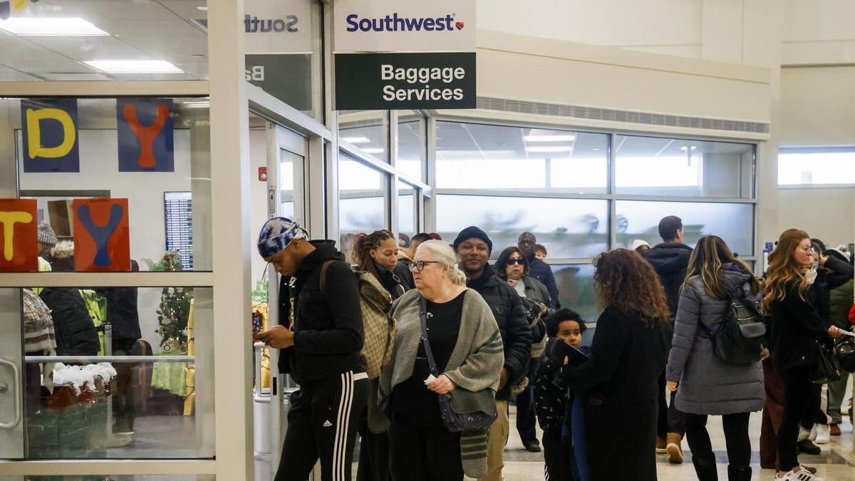 Varias personas hacen cola en el aeropuerto de Chicago en una imagen de archivo.