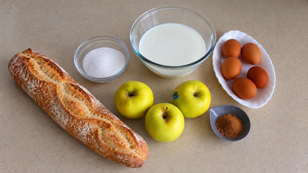 Pan del día anterior, manzanas, leche, huevos y azúcar para preparar un pudin casero de aprovechamiento.