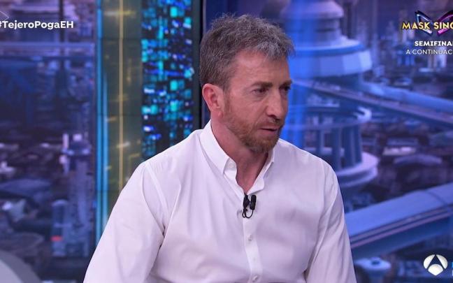 Pablo Motos durante la entrevista a Fernando Tejero y José Manuel Poga en 'El Hormiguero'.