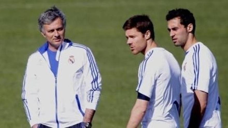 Mourinho junto a Arbeloa y Xabi Alonso en su etapa en el Real Madrid.