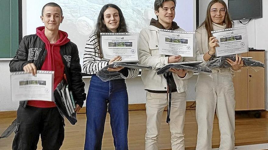 Los cuatro jóvenes premiados en el concurso. | FOTO: GEOPARKE