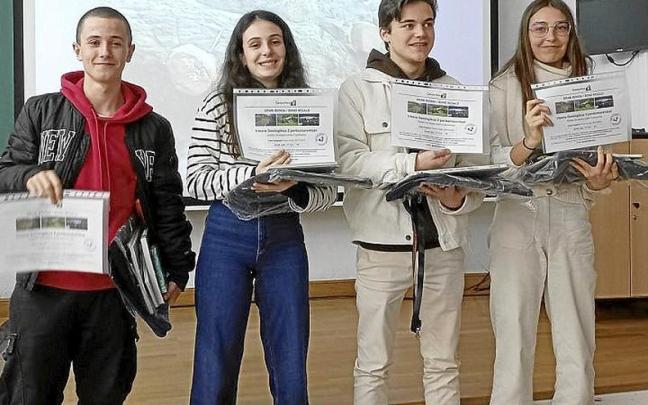 Los cuatro jóvenes premiados en el concurso. | FOTO: GEOPARKE Los cuatro jóvenes premiados en el concurso. | FOTO: GEOPARKE
