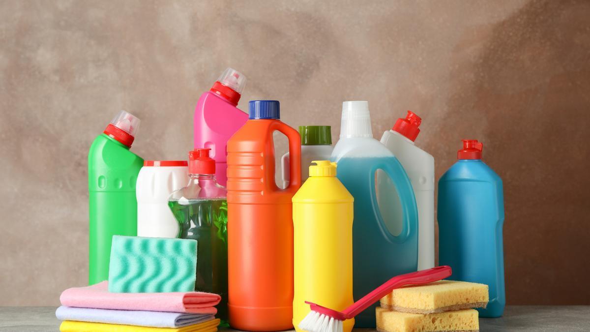 Productos de limpieza, bayetas y estropajos.