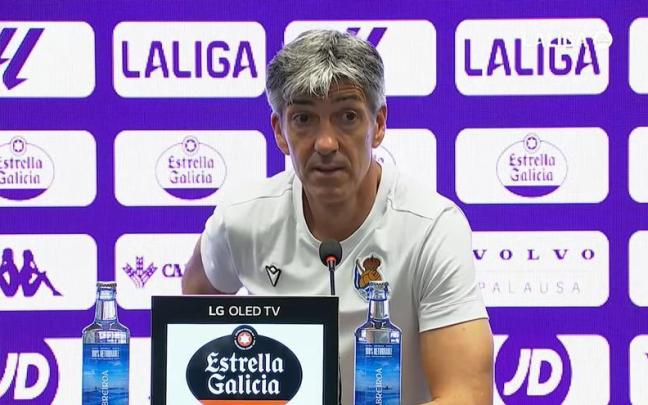 Imanol Alguacil, justo en el instante de la rueda de prensa en que un periodista vallisoletano se queja del turno de preguntas en euskera. / LALIGA / YOUTUBE