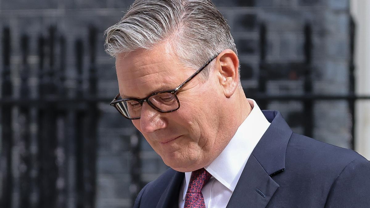 El primer ministro Keir Starmer hace una declaración a la nación frente al número 10 de Downing Street en Londres, anunciando su dimisión como líder del Partido Laborista.