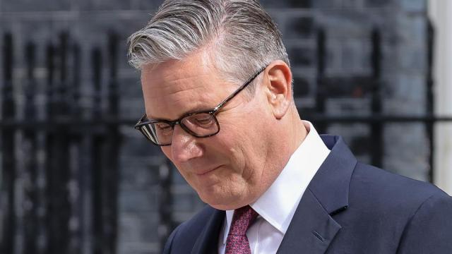 El primer ministro Keir Starmer hace una declaración a la nación frente al número 10 de Downing Street en Londres, anunciando su dimisión como líder del Partido Laborista.