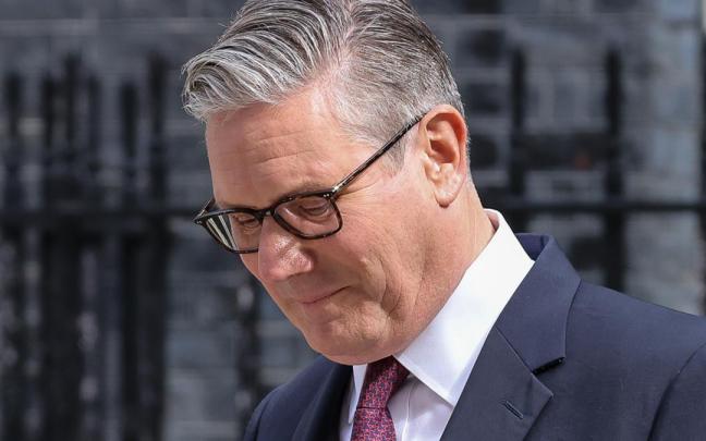 El primer ministro Keir Starmer hace una declaración a la nación frente al número 10 de Downing Street en Londres, anunciando su dimisión como líder del Partido Laborista.