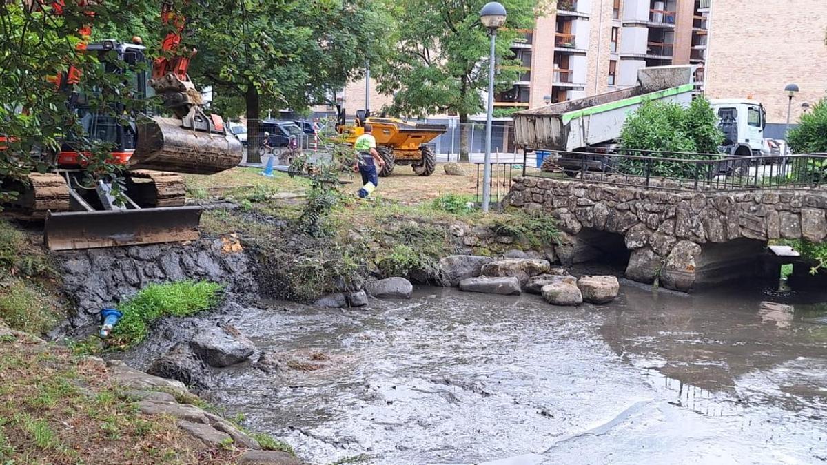 Las máquinas ya trabajan en la transformación del estanque de Olakua.