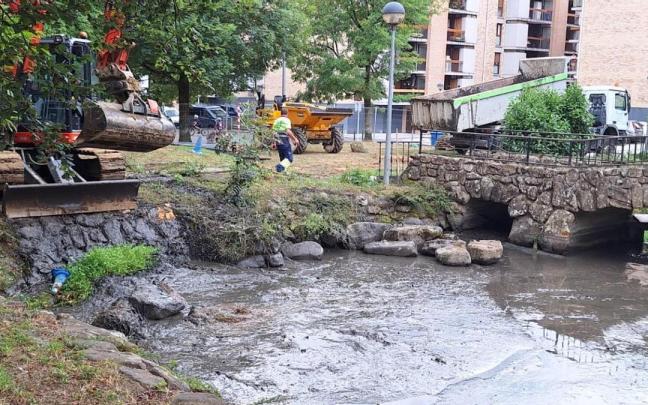Las máquinas ya trabajan en la transformación del estanque de Olakua.