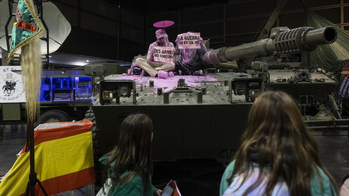 Los activistas, subidos encima del tanque.