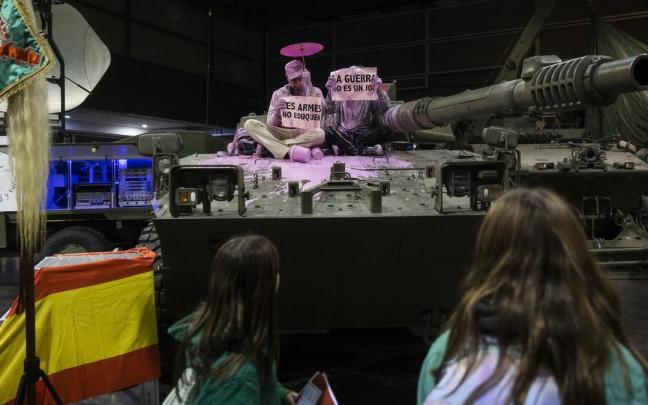 Los activistas, subidos encima del tanque.