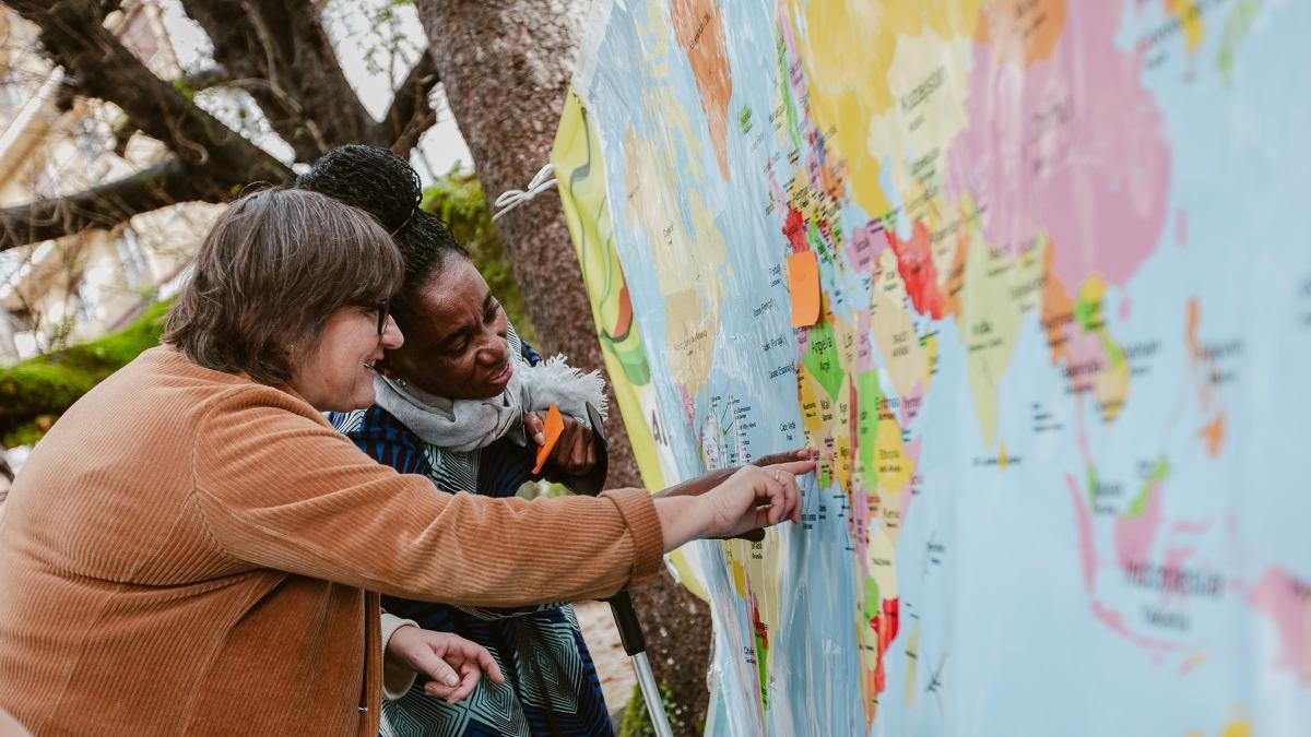 Bi herritar mapa bat ikusten.