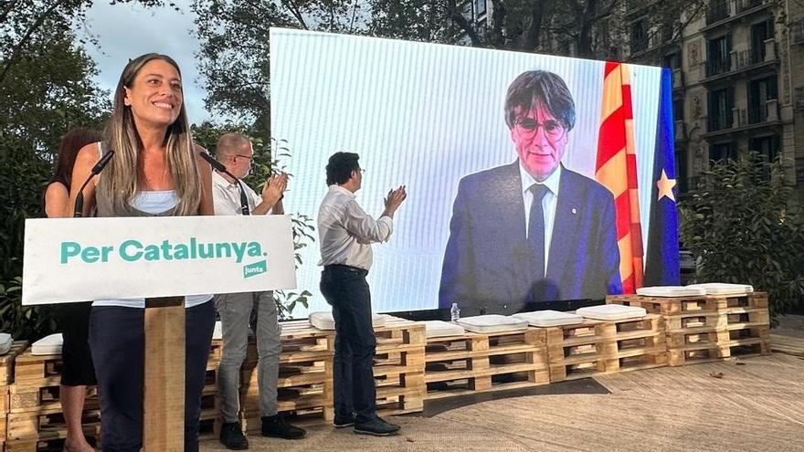 La cabeza de lista de Junts al Congreso por Barcelona, Míriam Nogueras, y el presidente del partido, Carles Puigdemont, en el acto final de campaña de esta formación.