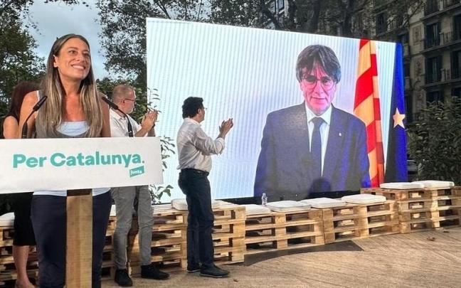 La cabeza de lista de Junts al Congreso por Barcelona, Míriam Nogueras, y el presidente del partido, Carles Puigdemont, en el acto final de campaña de esta formación.