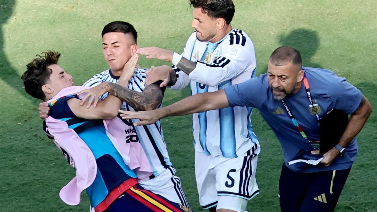 Los argentinos Almada y Paredes tiran a Gavi al suelo tras perder la final.
