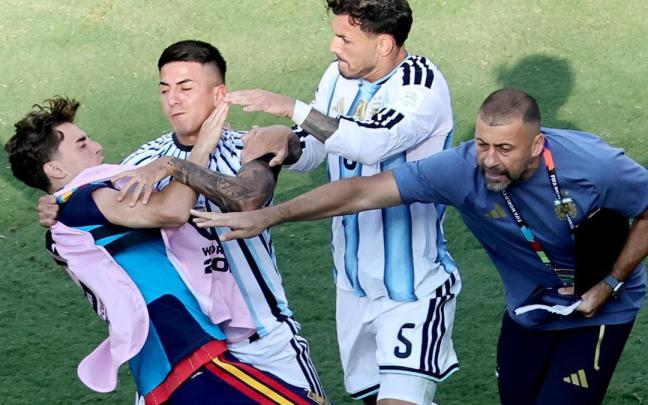 Los argentinos Almada y Paredes tiran a Gavi al suelo tras perder la final.