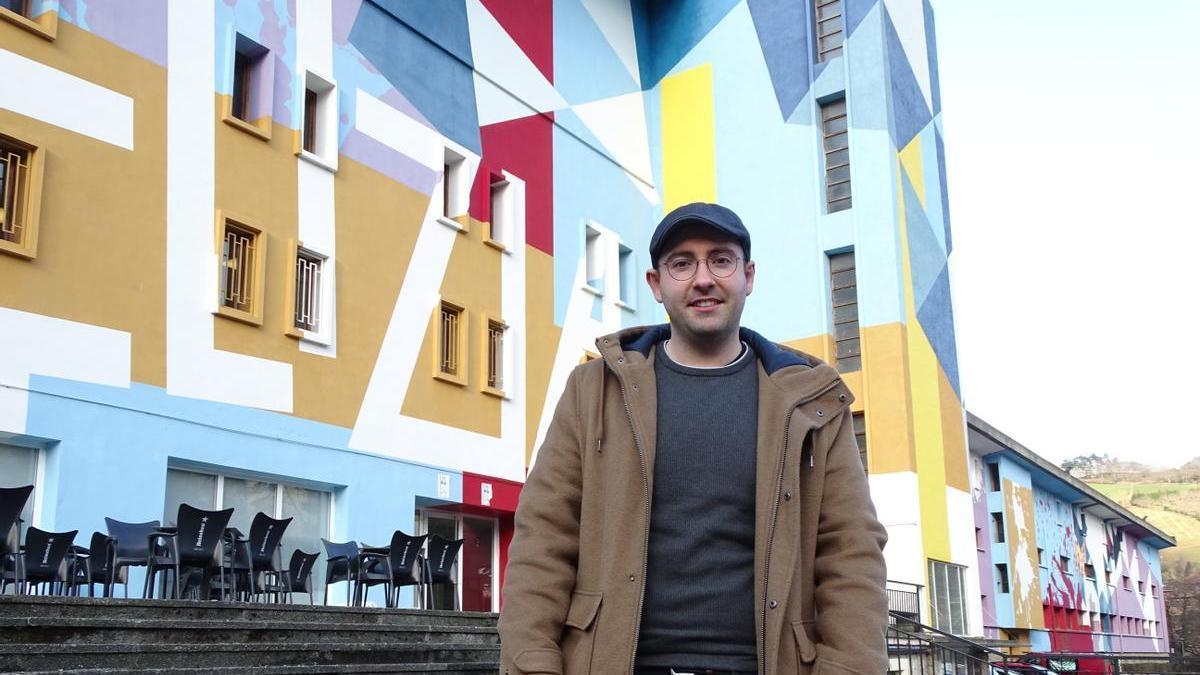 Josu Zubia artista oñatiarra, Irazan antzerki guneak, eta Potx eta Lotx pailazoek ikuskizunak lantzen dituzten Eltzia eraikinaren aurrean.
