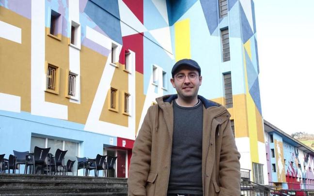 Josu Zubia artista oñatiarra, Irazan antzerki guneak, eta Potx eta Lotx pailazoek ikuskizunak lantzen dituzten Eltzia eraikinaren aurrean.