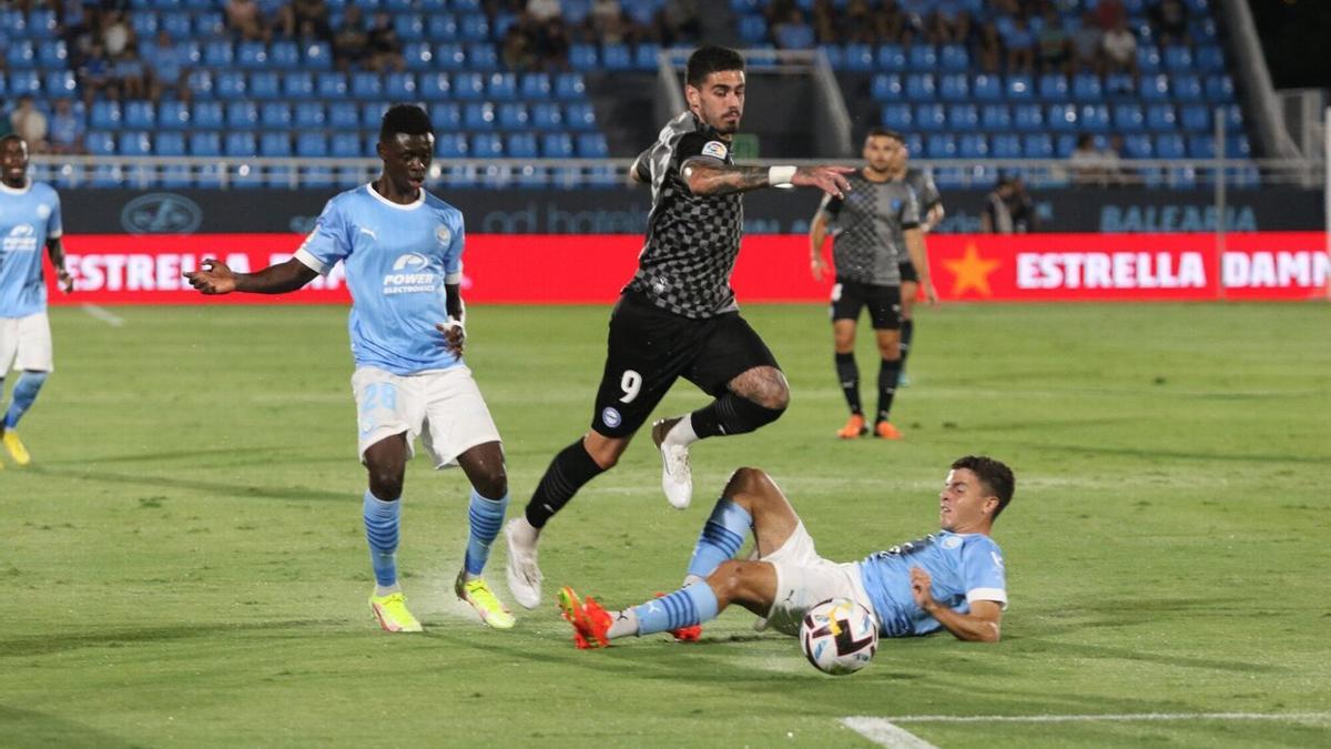 Miguel de la Fuente trata de superar a un jugador del Ibiza en Can Misses, donde se vio por primer y última vez al Alavés con un 4-4-2 de inicio.