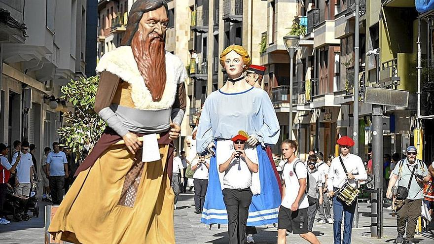 Los gigantes Basajaun y Mari recorriendo las calles de Beasain.