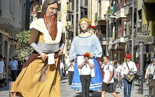 Los gigantes Basajaun y Mari recorriendo las calles de Beasain.