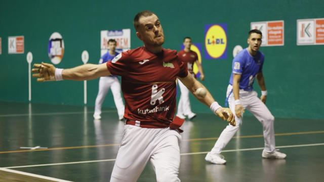 Unai Laso, muy activo, terminó trece tantos en el frontón Adarraga de Logroño.