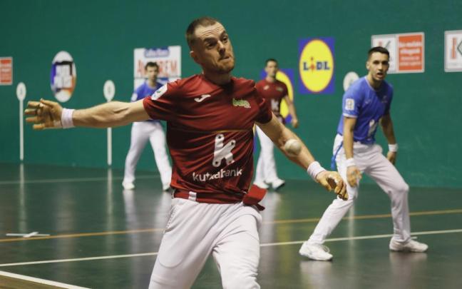 Unai Laso, muy activo, terminó trece tantos en el frontón Adarraga de Logroño.