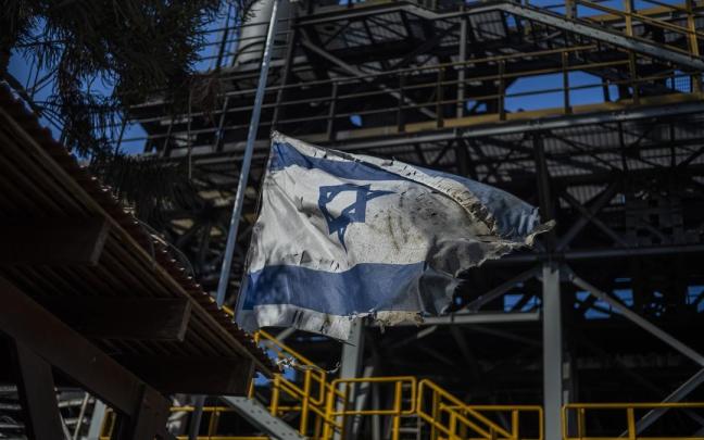 Una bandera israelí dañada tras el ataque de Hamás a un kibbutz al inicio de la guerra. Una bandera israelí dañada tras el ataque de Hamás a un kibbutz al inicio de la guerra.