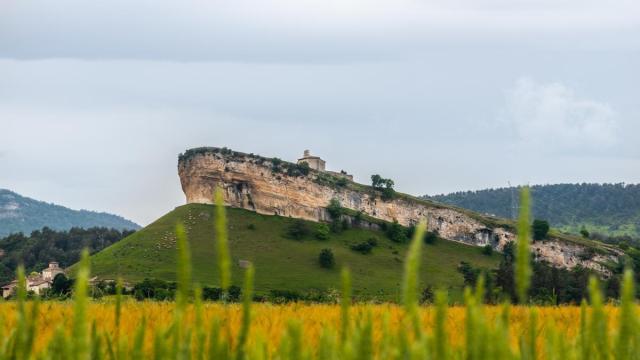 La ermita de San Pantaleon de Losa parece erguirse sobre la proa de un barco.