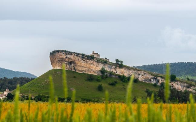 La ermita de San Pantaleon de Losa parece erguirse sobre la proa de un barco.
