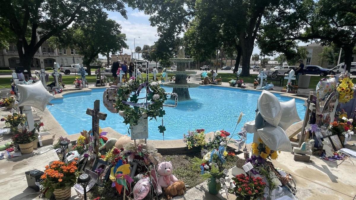 Memorial instalado en Uvalde en recuerdo a las víctimas.