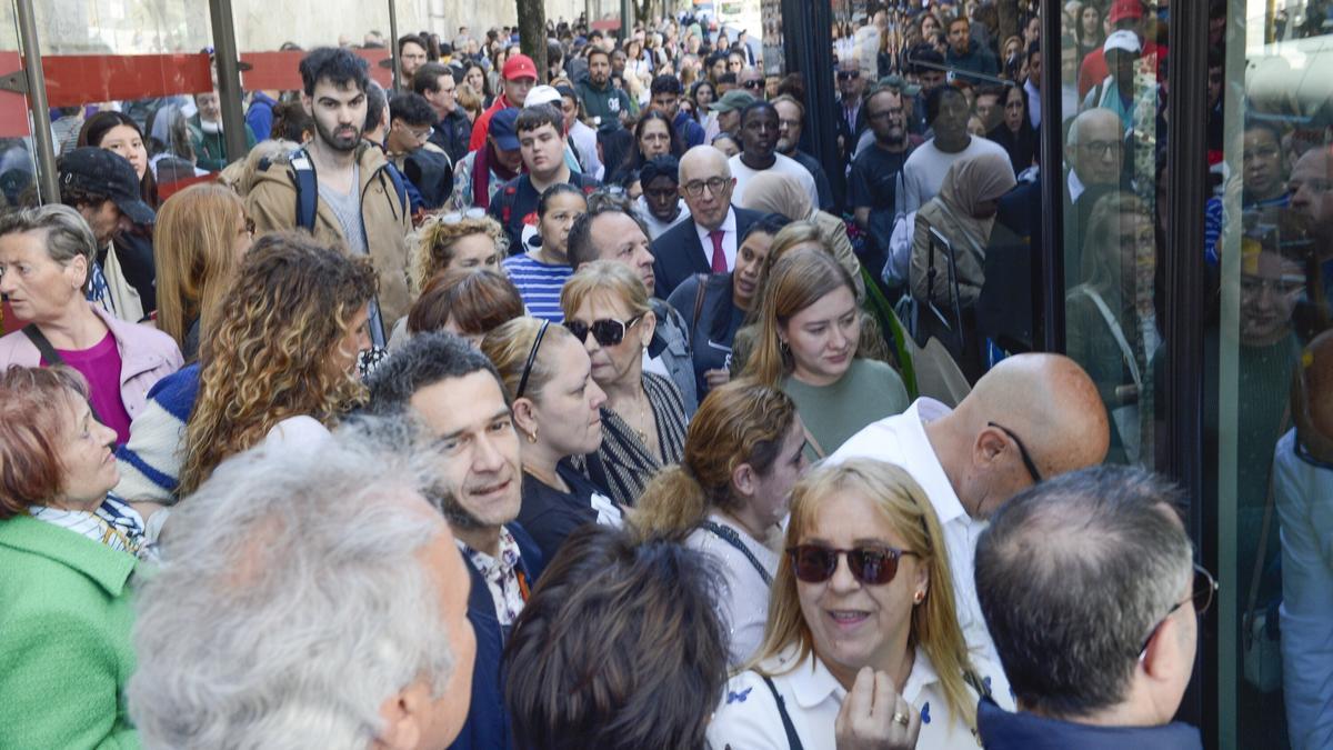 Decenas de personas esperan infructuosamente el autobús durante las primeras horas del apagón