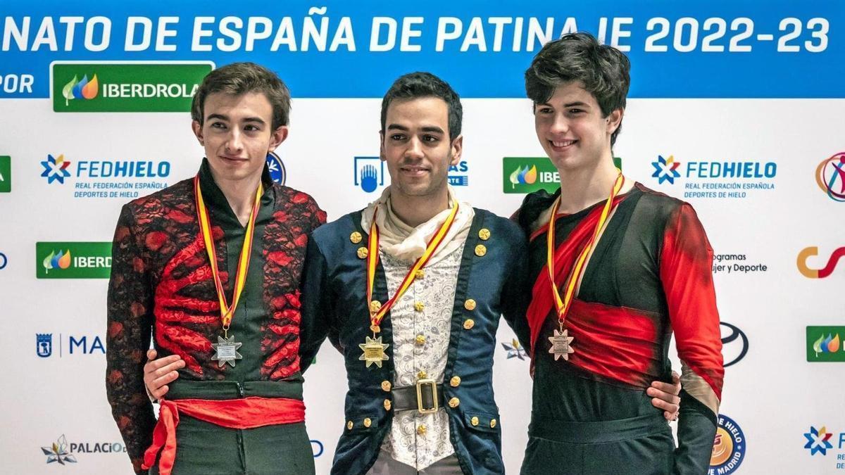 Euken Alberdi en el podio del Campeonato de Patinaje de 2022-23