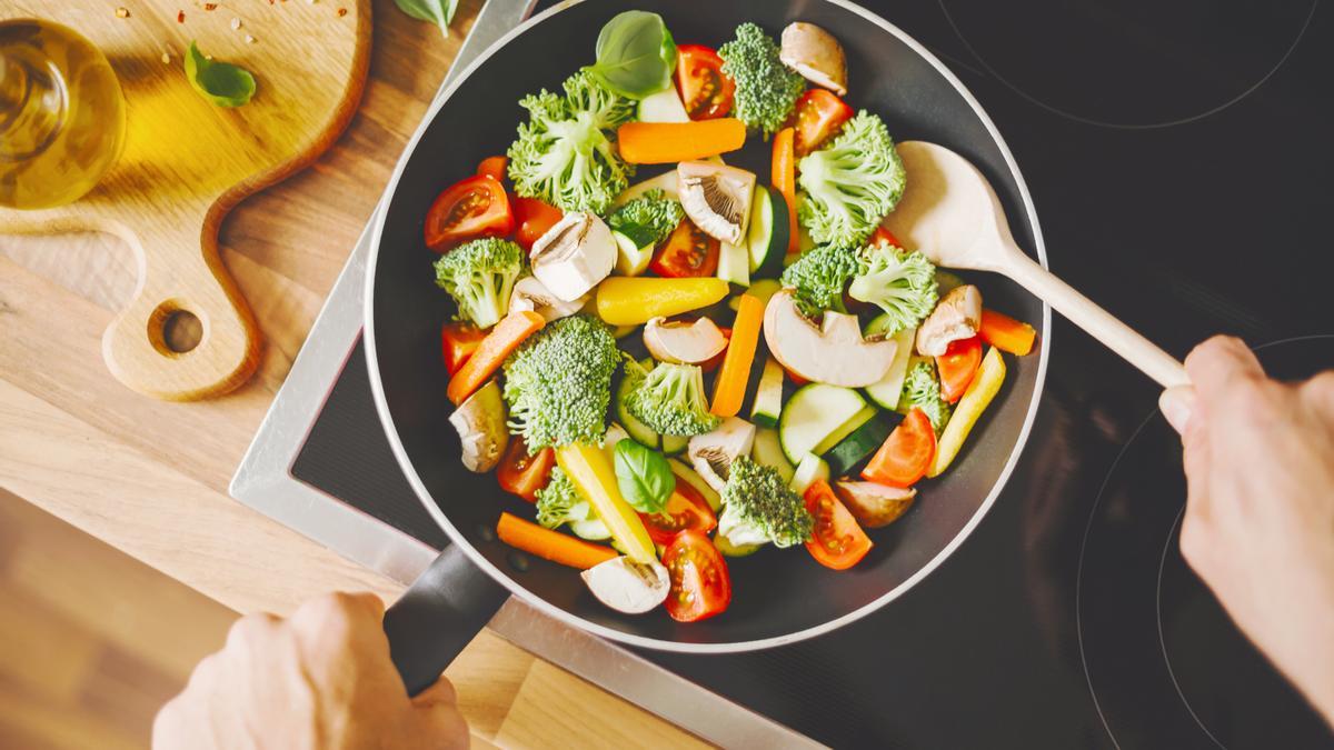 Una variedad de verduras en una sartén.