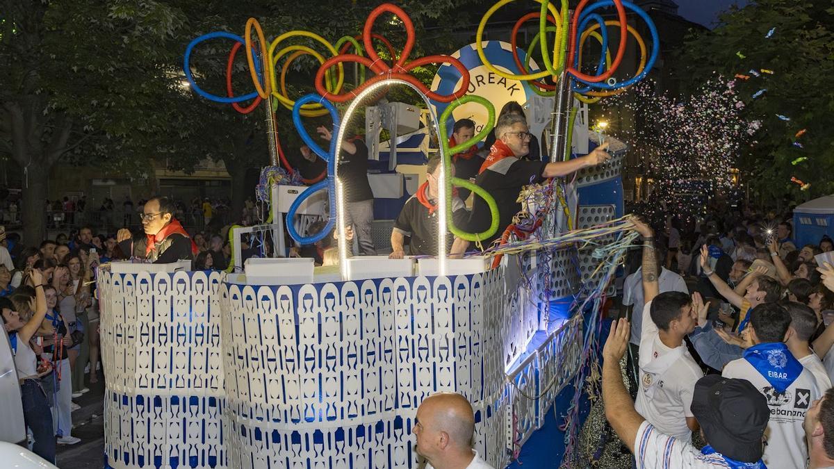 Los talleres protegidos Gureak ocuparon la carroza durante la tamborrada de mayores en la víspera de San Juan