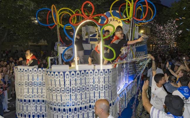 Los talleres protegidos Gureak ocuparon la carroza durante la tamborrada de mayores en la víspera de San Juan