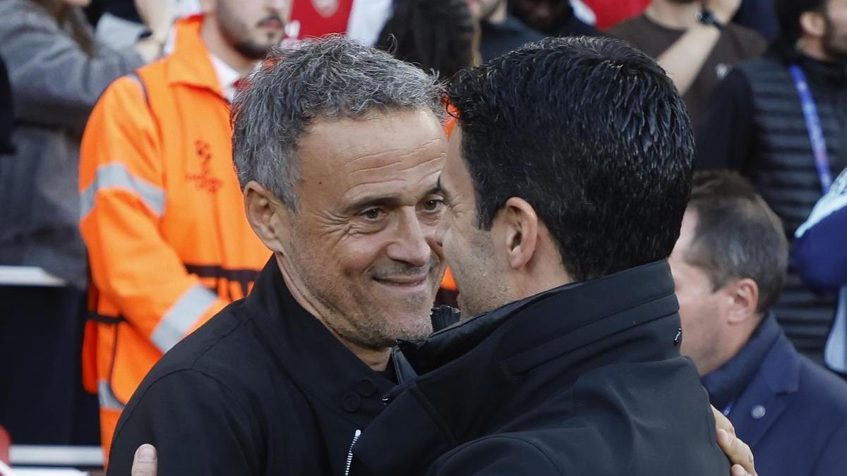 Luis Enrique se saluda con Mikel Arteta.