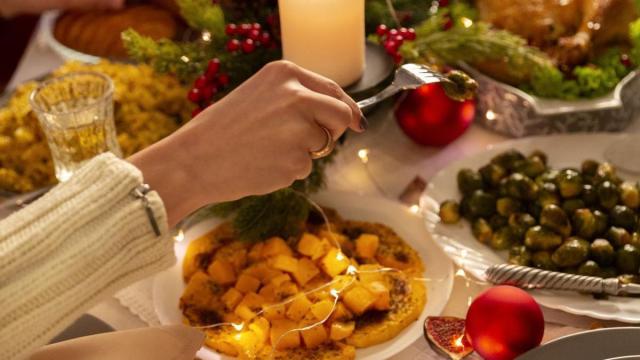 Las comidas copiosas y exceso de dulces alteran la digestión.