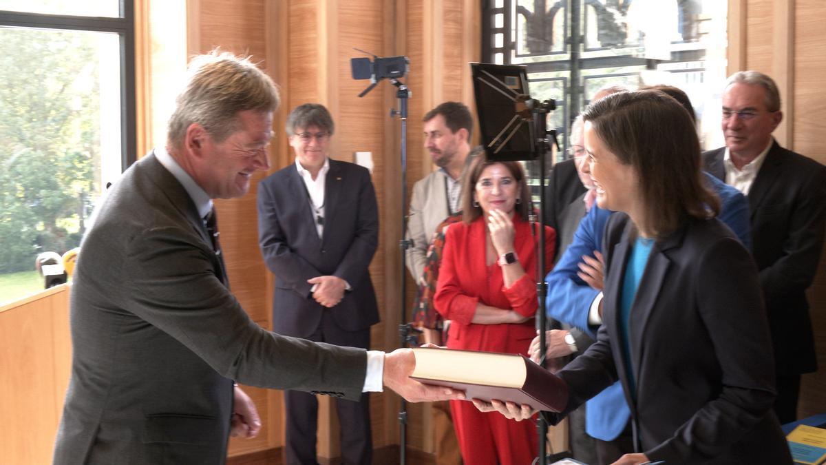 Zupiria ha llevado a Bruselas el Diccionario Vasco-Español-Francés/Dictionnaire basque-espagnol-français de Resurrección María de Azkue.