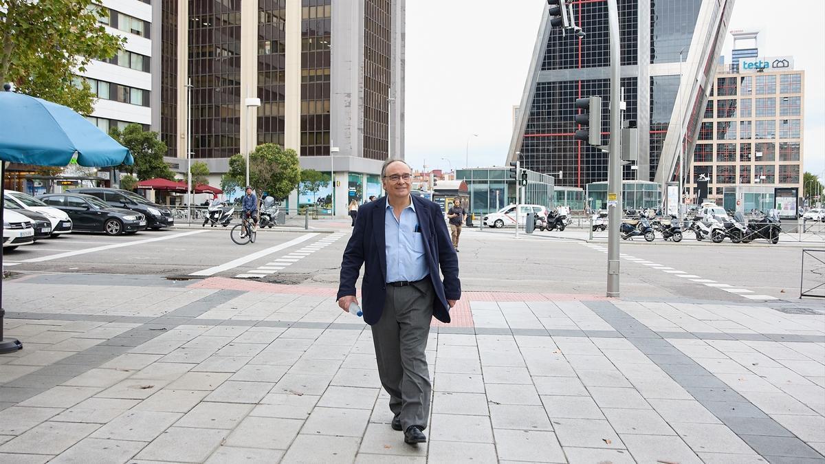 El denunciante de torturas de la Brigada Político-Social en 1975 Julio Pacheco a su llegada a los juzgados de Plaza de Castilla.