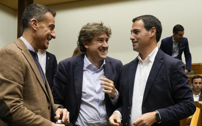 Los socialistas Ekain Rico y Eneko Andueza, con el lehendakari, Imanol Pradales
