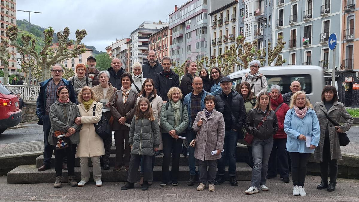 Participantes en una de las visitas guiadas por Nerea Alustiza que tuvieron lugar coincidiendo con las vacaciones de Semana Santa.