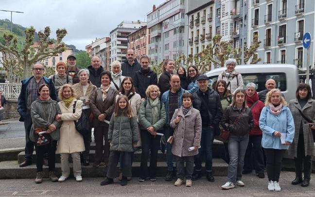 Participantes en una de las visitas guiadas por Nerea Alustiza que tuvieron lugar coincidiendo con las vacaciones de Semana Santa. / N.G. Participantes en una de las visitas guiadas por Nerea Alustiza que tuvieron lugar coincidiendo con las vacaciones de Semana Santa.